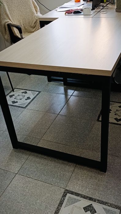 Стол офисный на железных ножках