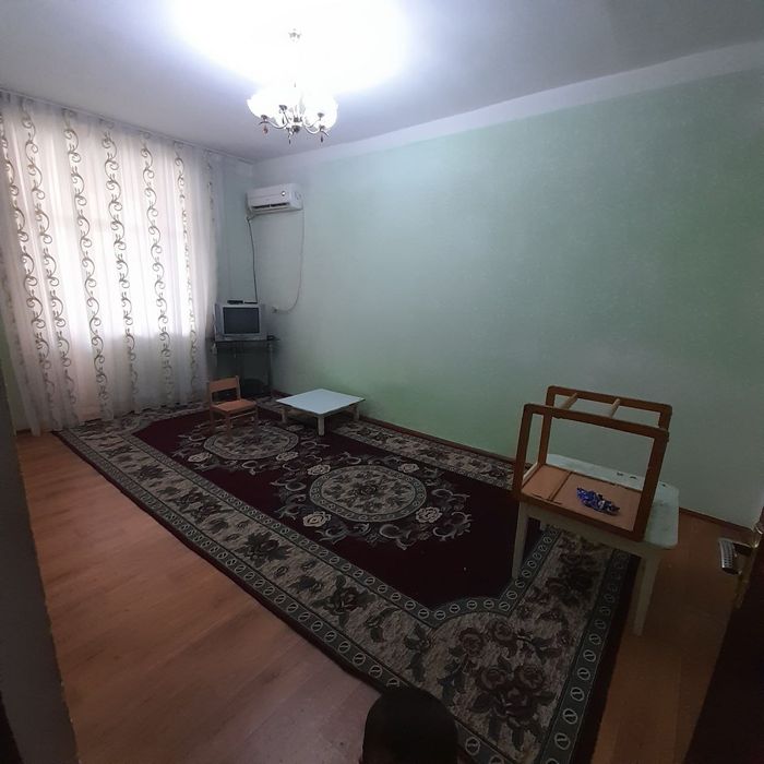 5 мкр, Сомийда 3 хонали квартира сотилади, 1 этаж, 4 этажли гиштли уй.
