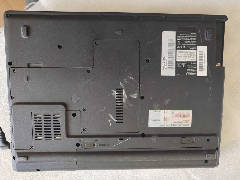 Laptop Fujitsu ecran cu pata pe el