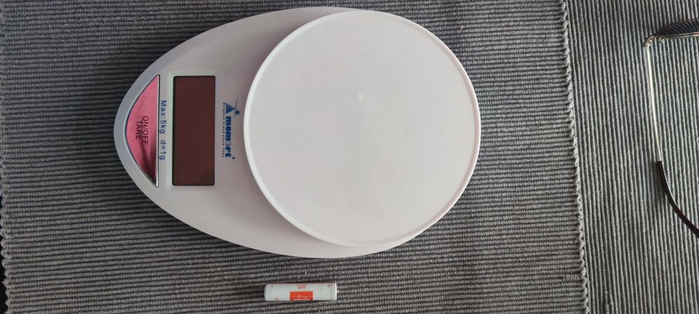 Кантари за грамаж. Един дигитален и един аналогов.