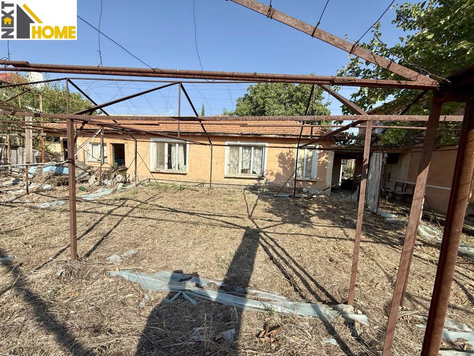 Две къщи с гараж, голям двор и стопански постройки с. Козаново