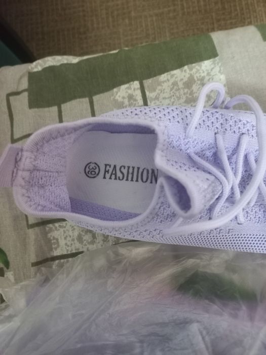 Новые  женские кроссовки