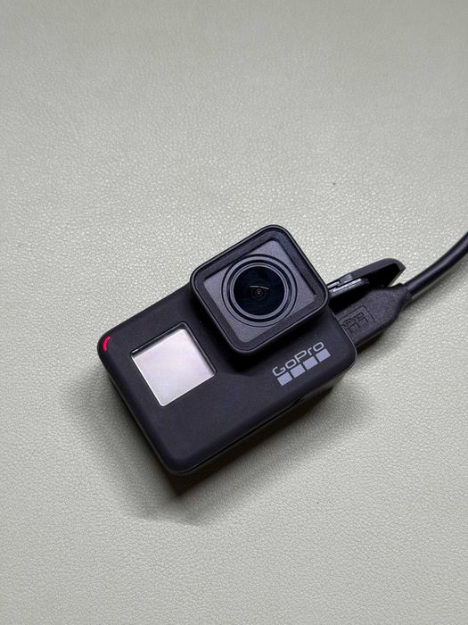 GoPro Hero 7 Black + accesorii (carcasă waterproof, grip flotant)
