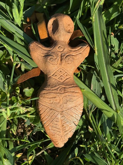 Pandantiv Zeița Cucuteni – Amuletă Sacră din Teracotă