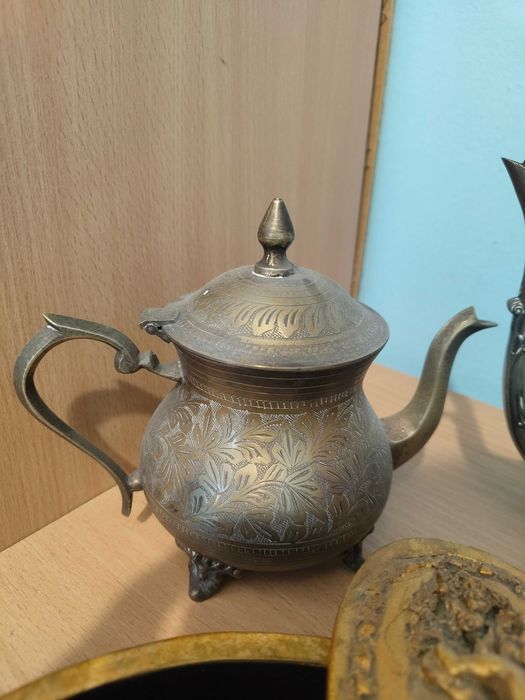 Антикварни декоративни метални съдове – чайници и позлатени кутии