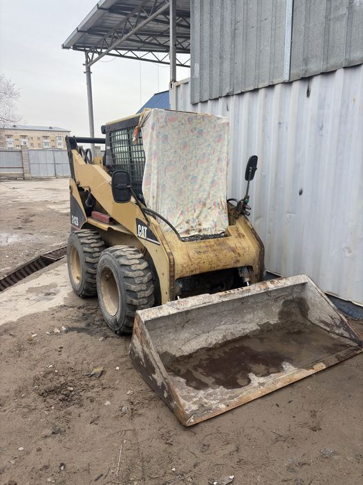 Продам мини погрузчик cat242b