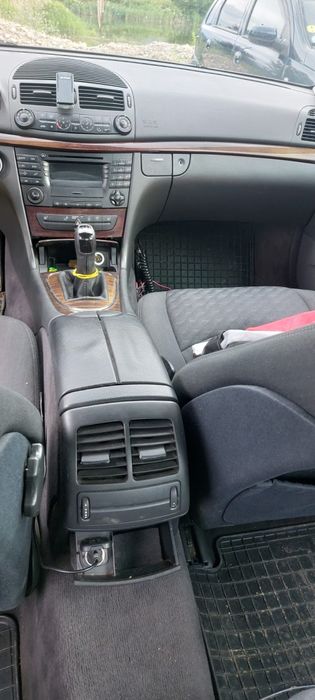 Vând Mercedes E class!