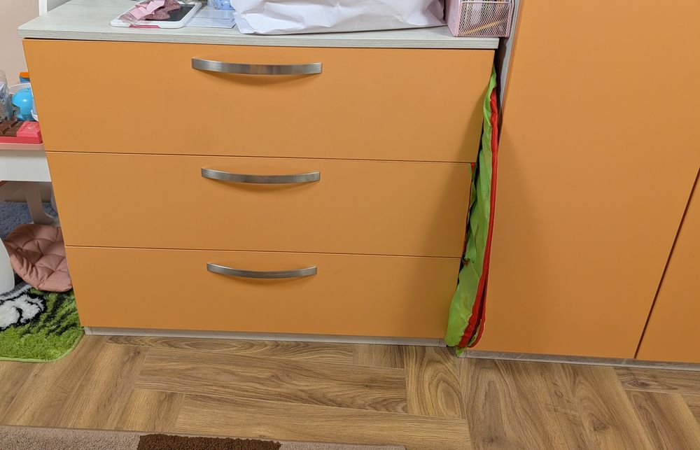 Гардероби 2 бр и скрин 1 бр.   300 евро