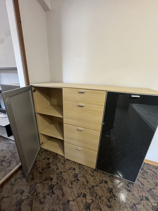 Скрин трикрилен има и гардероб към него