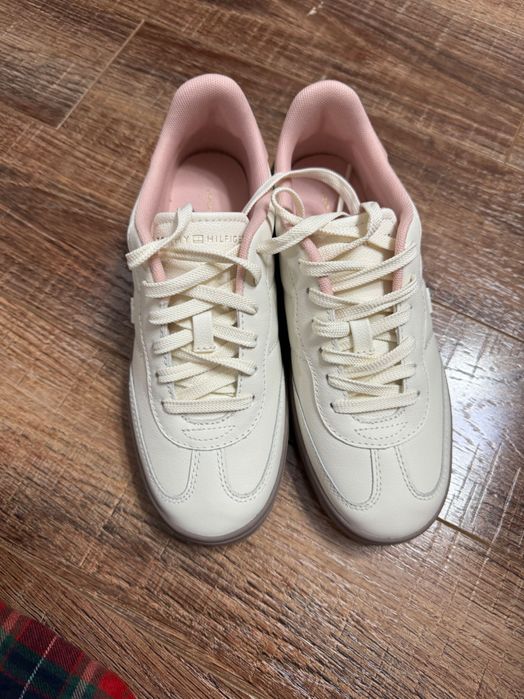 Кроссовки от бренда Tommy Hilfiger