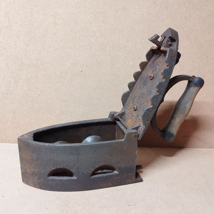 Стара ютия на жар