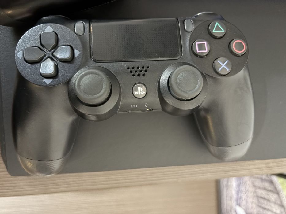 PS4 Pro 1TB + 2 Controllere + Joc GTA V