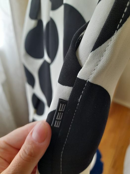 Fustă scurtă cu buline mari negre