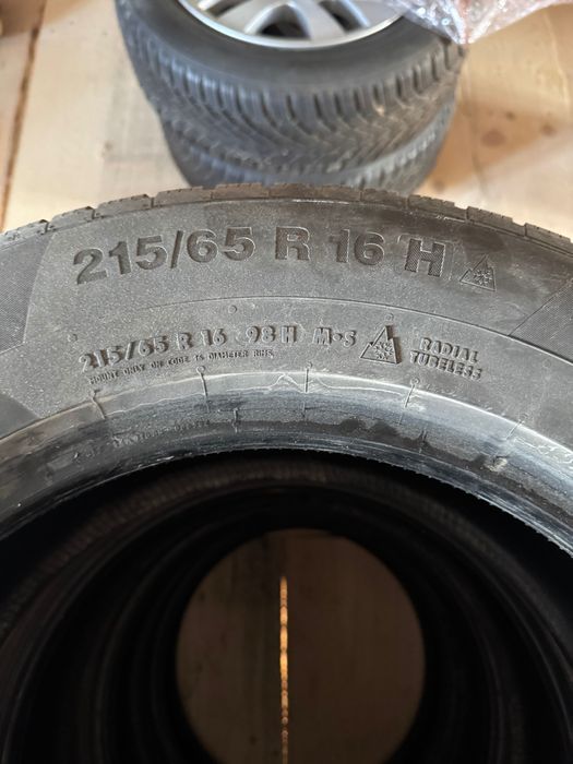 Vând anvelope auto 215/65 R16