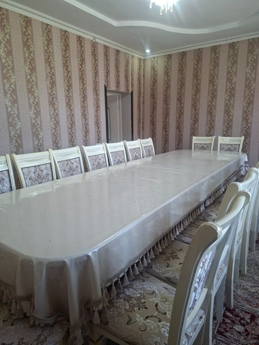 Стол с стульями.