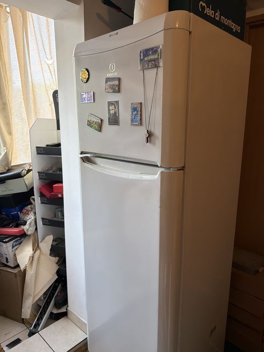 Frigider Indesit in stare buna,merge si ingheata bine, fac upgrade cu altu