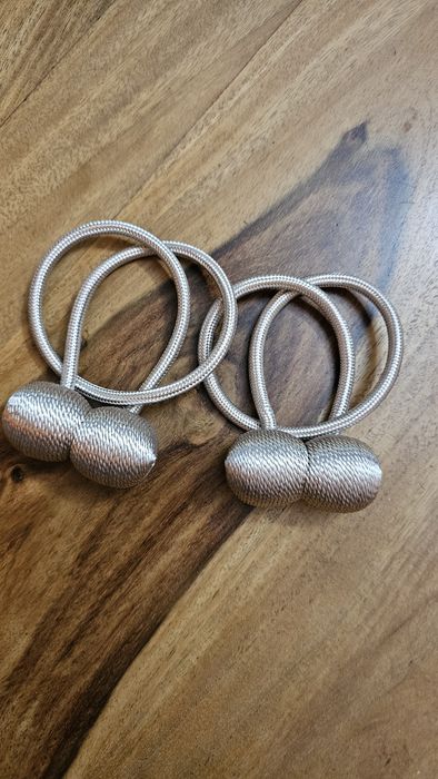 Чисто нов комплект магнити/държачи за завеси и пердета