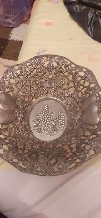 Fructiera dintr-un aliaj