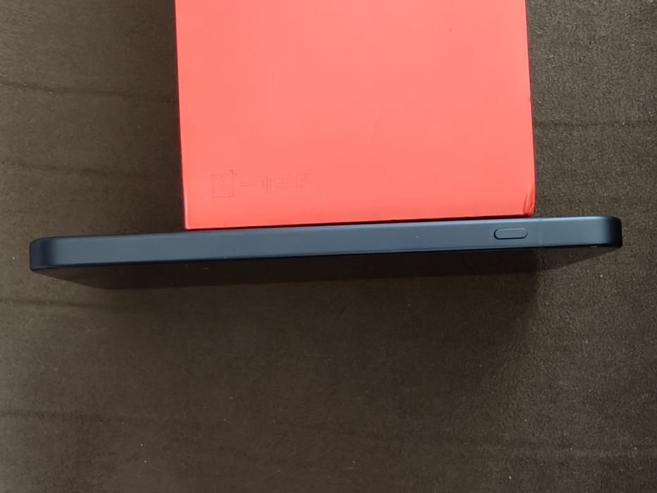 OnePlus 15 12/256 като нов