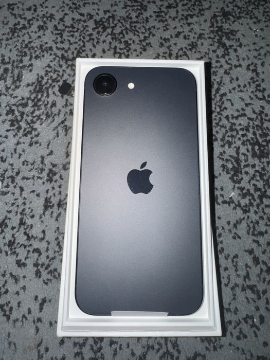 Iphone 16e black
