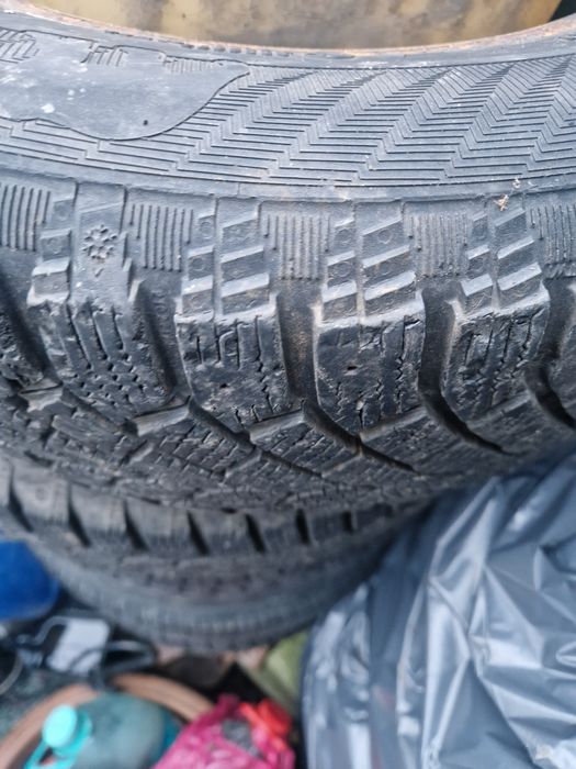 Vând doua cauciucuri de iarna