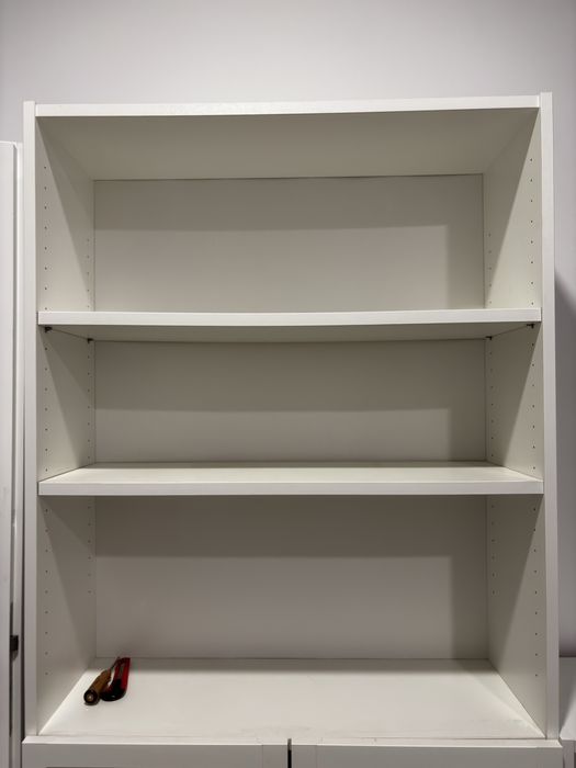 Dulap cu usi si biblioteca