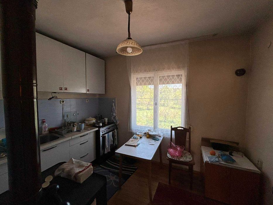 ДВА ЕТАЖА от КЪЩА с РЗП 260 кв.м, двор 150 кв.м, град Баня