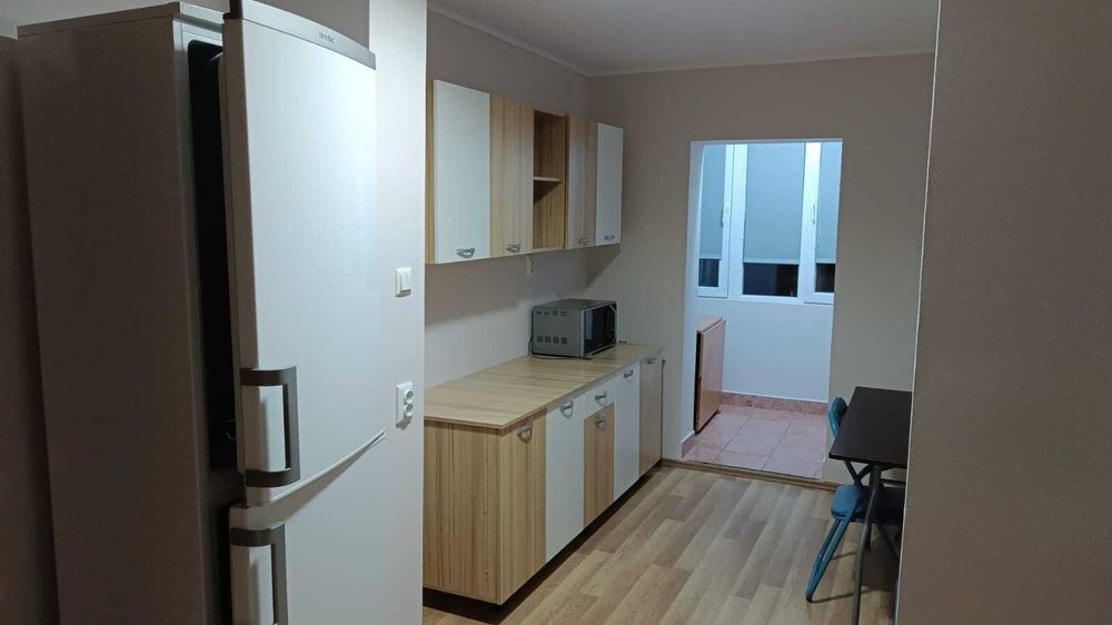 Apartament cu două camere de închiriat.