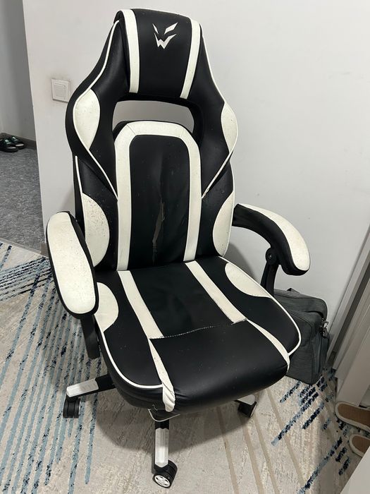 Чёрно-белое игровое кресло