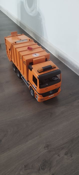 Детская машина Bruder, мусоровоз