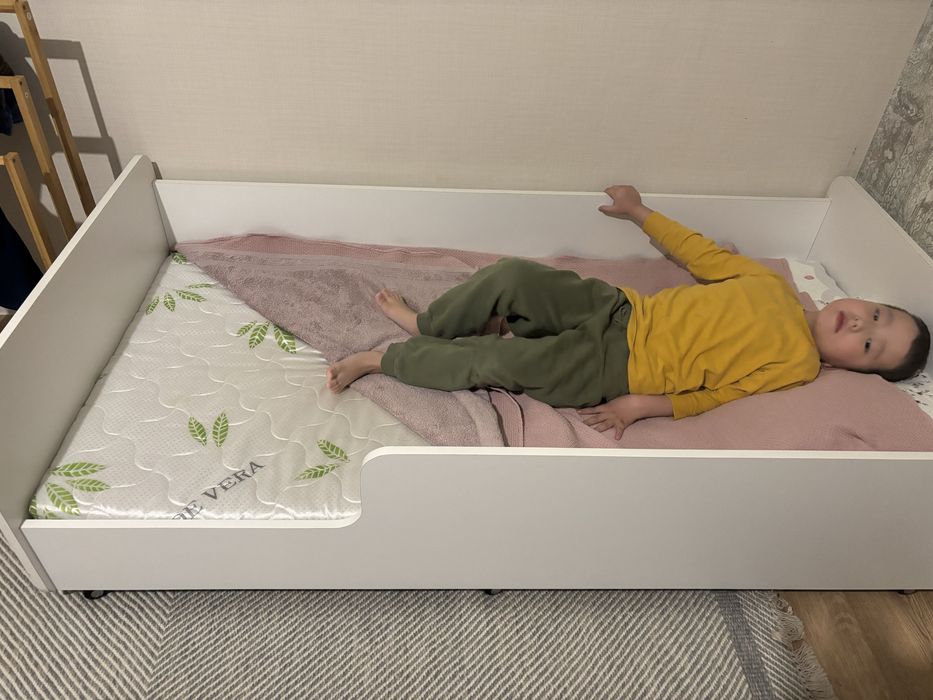 Детсикий кровать