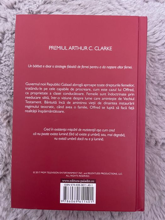 Cartea “Povestea slujitoarei” de Margaret Atwood