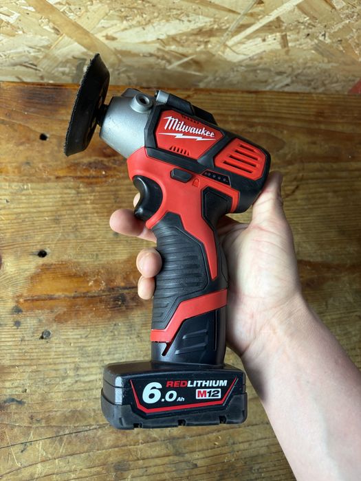 Mașină polishat Milwaukee M12 2025