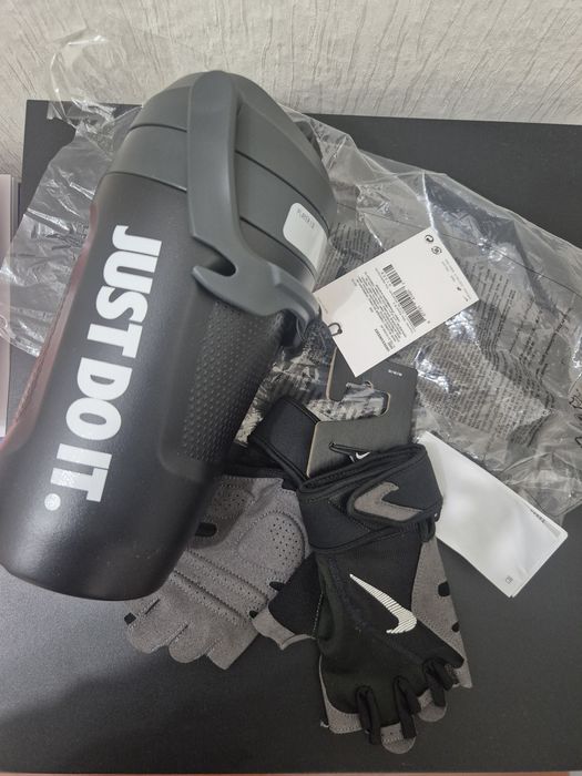 Nike перчатки и бутылка 2 литра