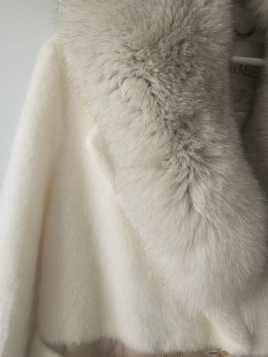 Палто с яка от естествен косъм и капитонирана долна част.