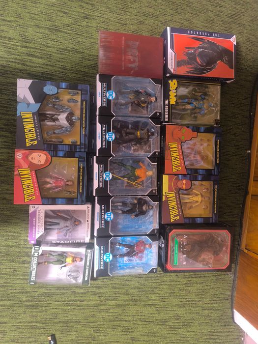 Екшън фигури(Invincible,DC,alien,predator)