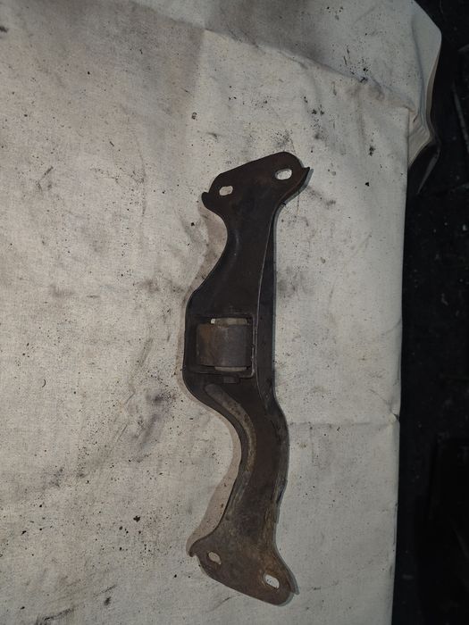 Продам траверсу КПП Нива