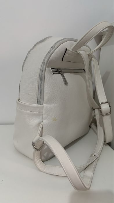 Продам белый рюкзак за 4000то