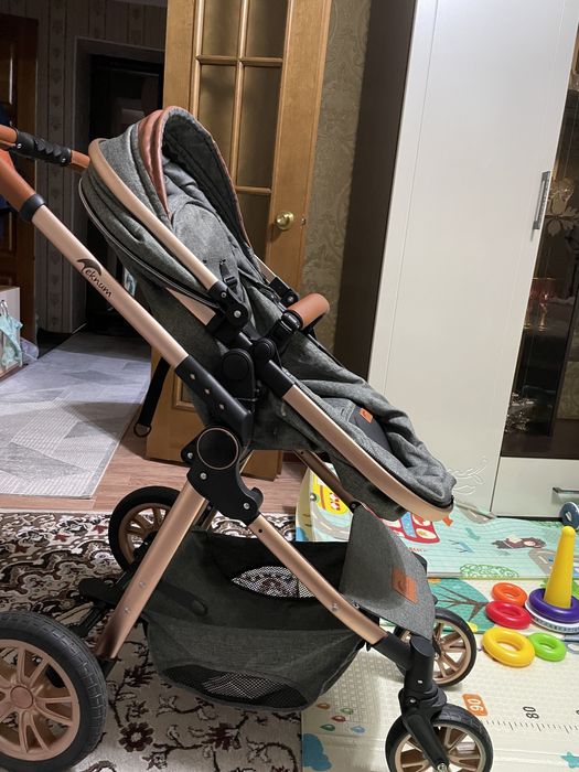 Продам коляску.В подарок идёт мишка