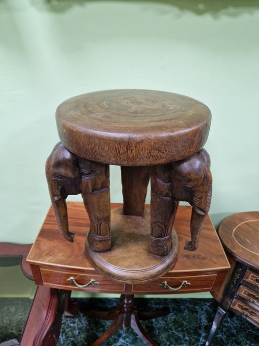 Рядка антикварна англоиндийска дървена масичка