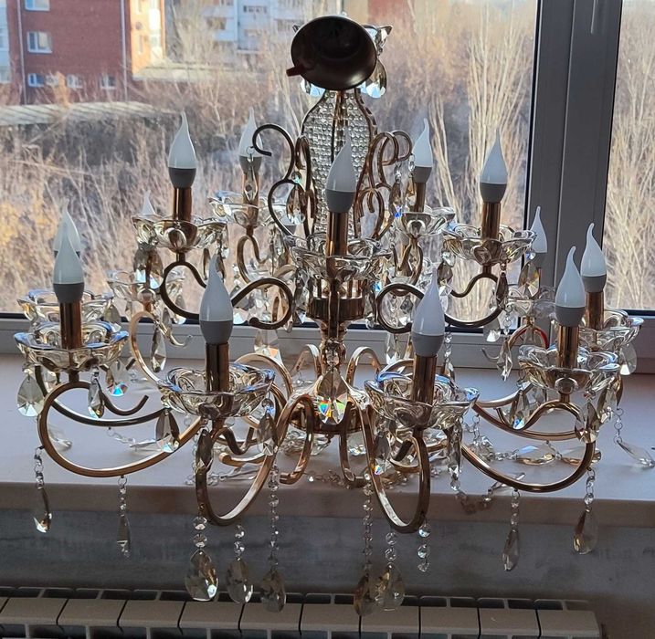 Люстры и бра настенные