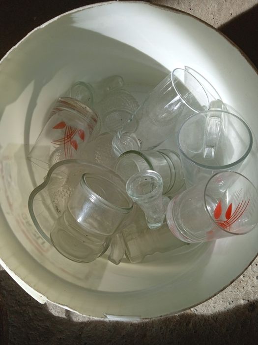 Стари чинии,чашки и други.