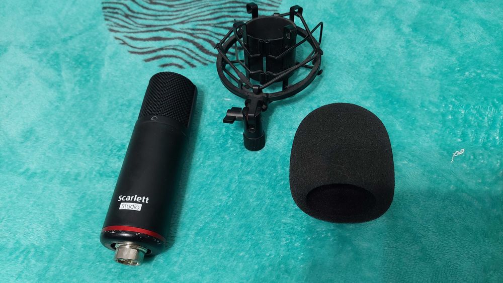 Microfon de studio Focusrite Scarlett CM25 MK-III cu shockmount