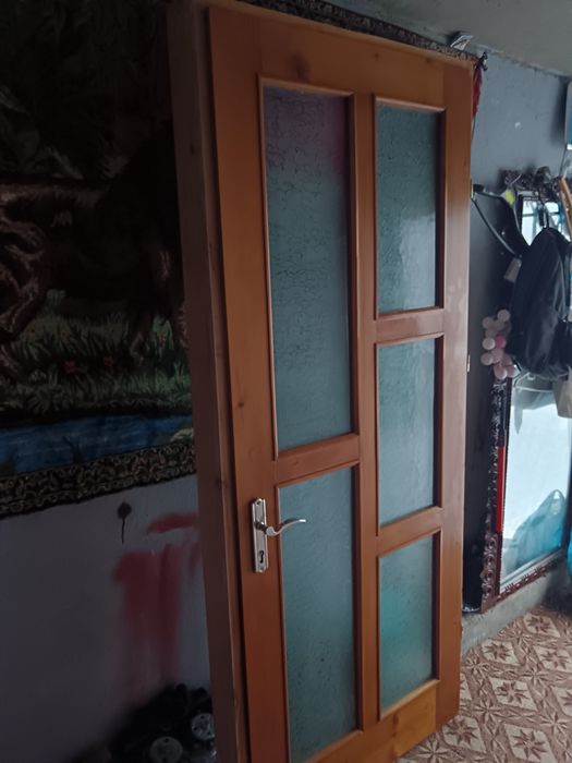 Ușă din lemn masiv cu toc.
