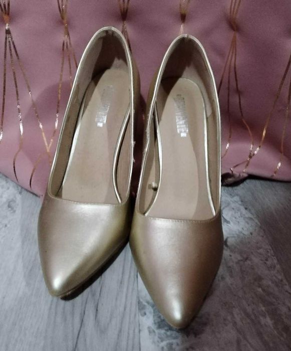 Pantofi stiletto aurii