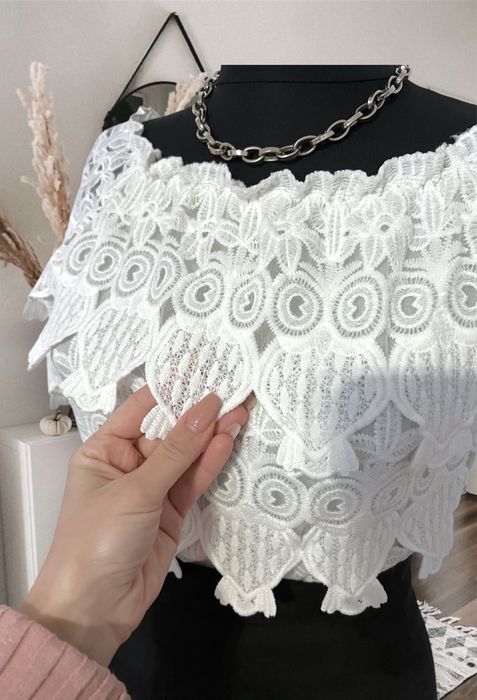 Bluza alba lucrata manual cu model XS-S