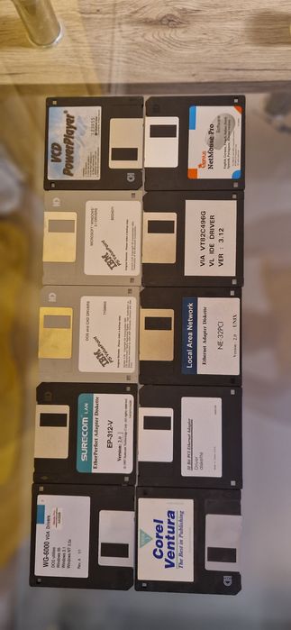 Colecție de dischete (floppy disk-uri) de 3,5 inchi,