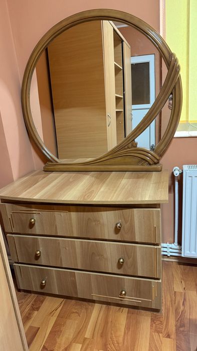 Vând mobilă dormitor pat + noptiere + comodă cu oglindă