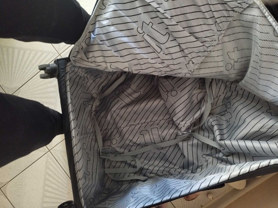 Голям черен куфар