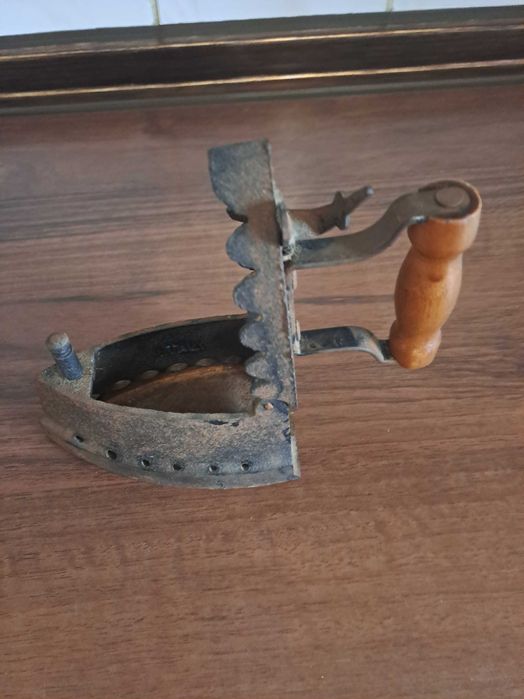 Утюг старинный на углях